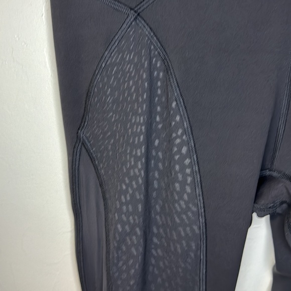 Lululemon black v waistband 7/8 length leggings 8 - Picture 3 of 9
